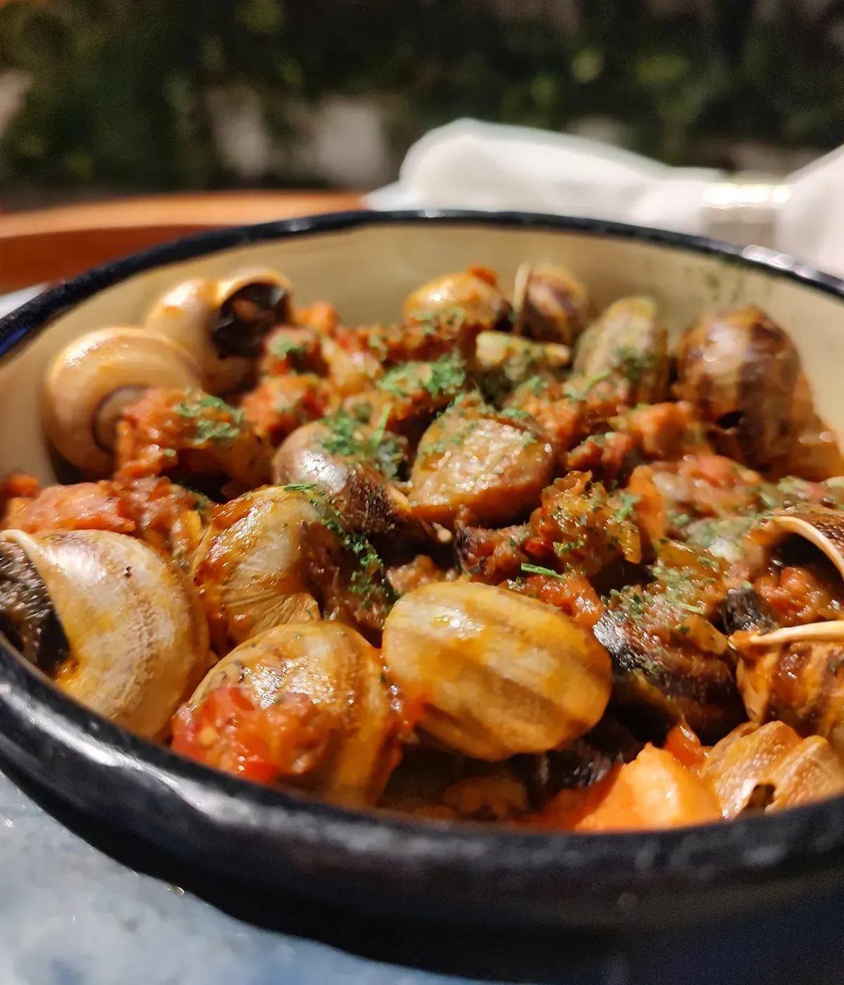 Caracoles en salsa de tomates frescos, vino blanco, panceta ahumada y chorizo colorado