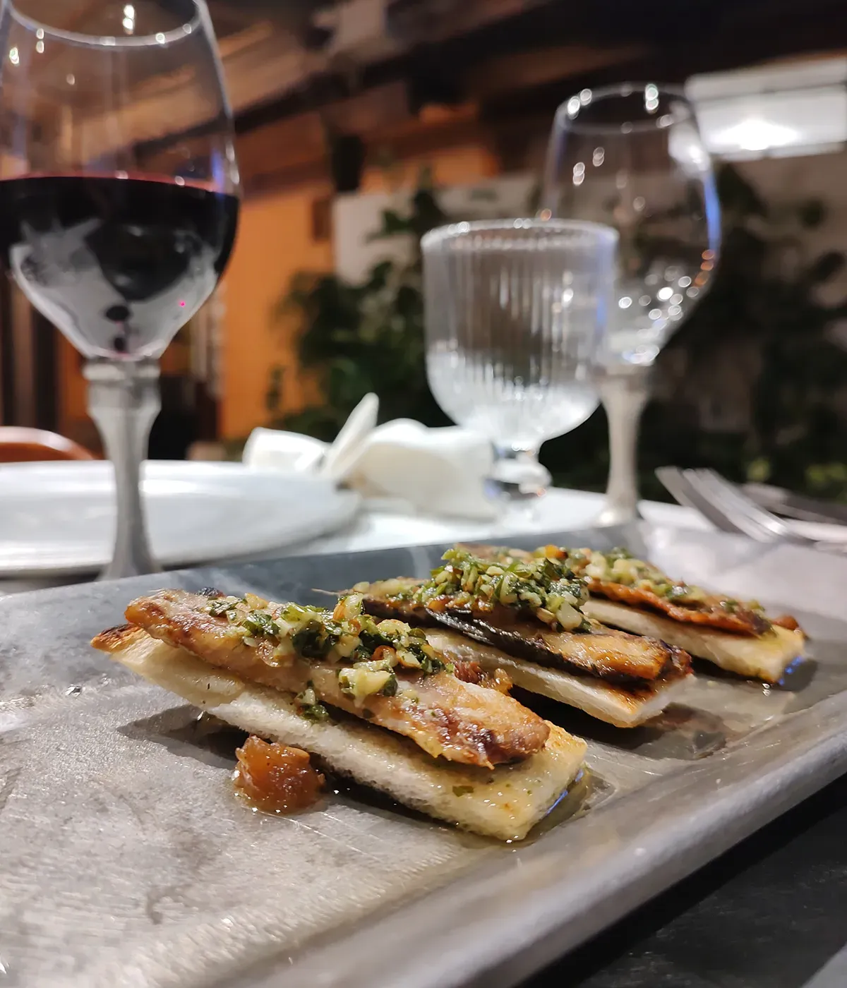 Sardinas a la plancha sobre tostadas de pan inglés