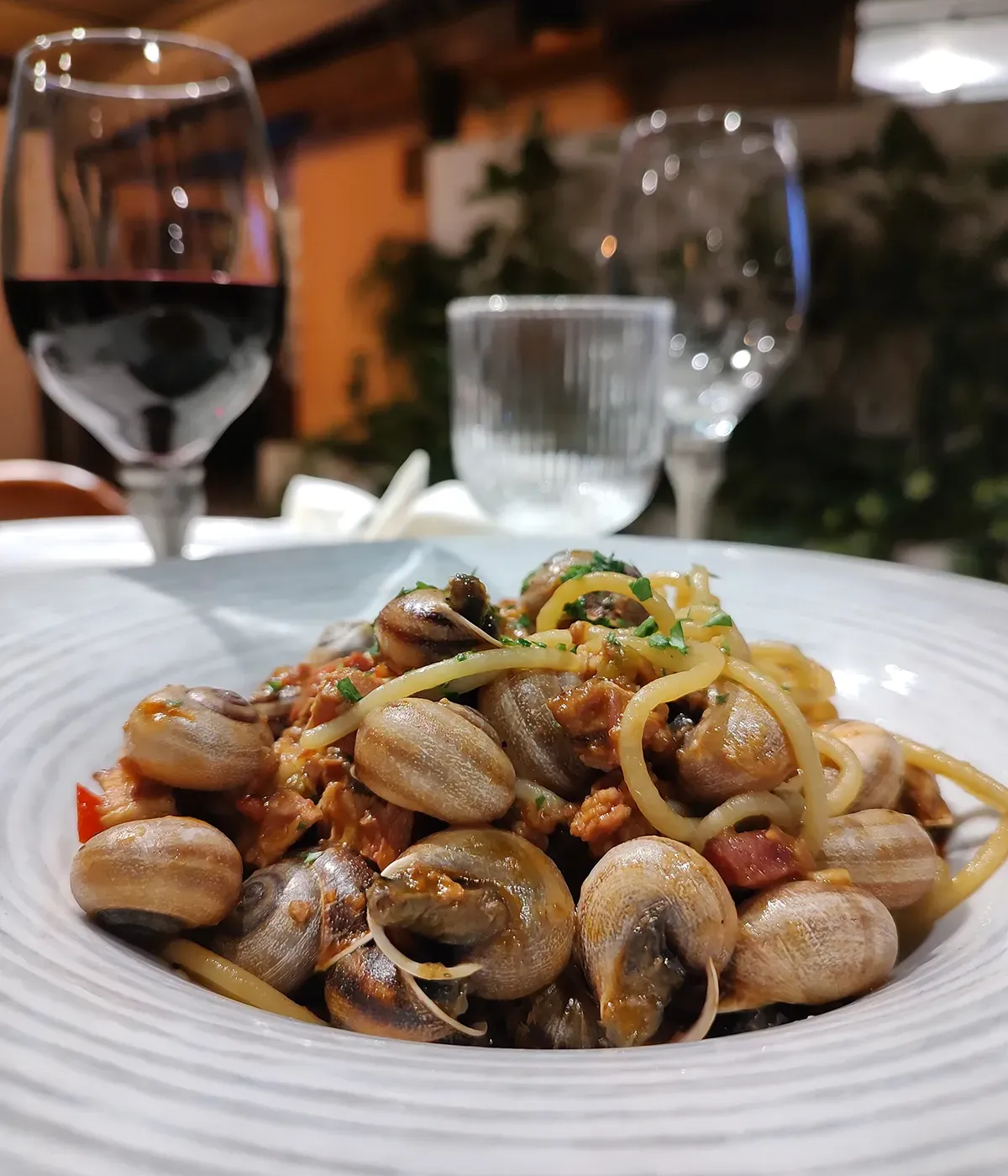 Spaghetti con caracoles. Salsa de tomates frescos, vino blanco, panceta ahumada y chorizo colorado