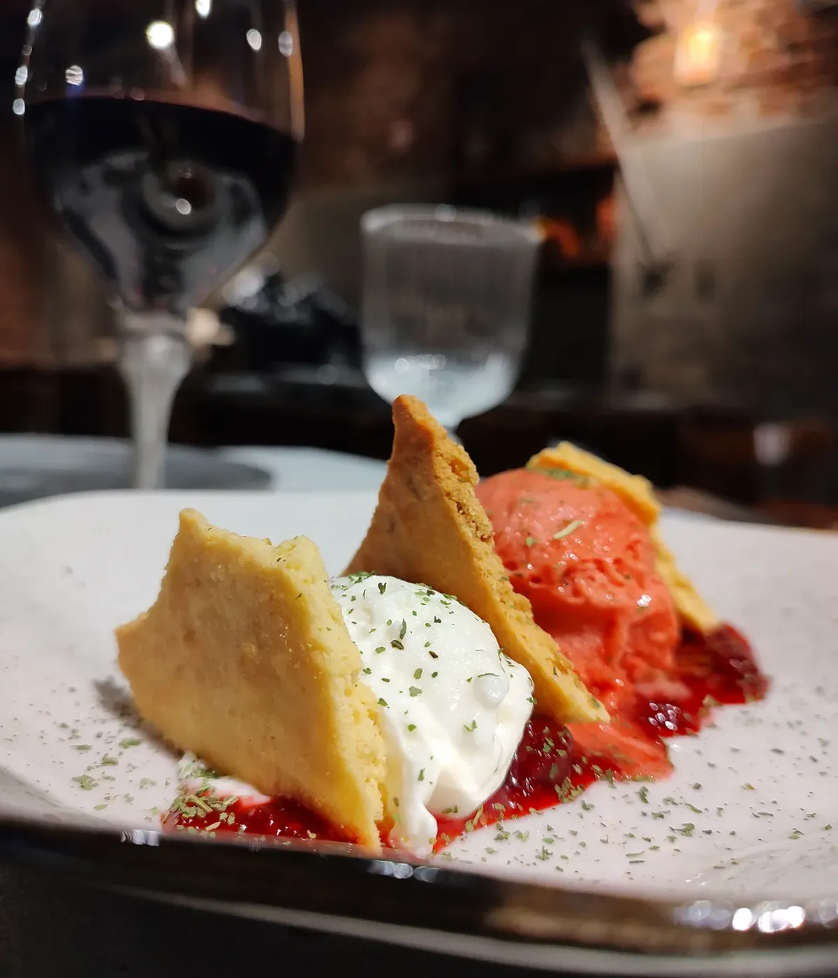 Crema de yogur. Sablee con ralladura de limón y helado de frambuesa