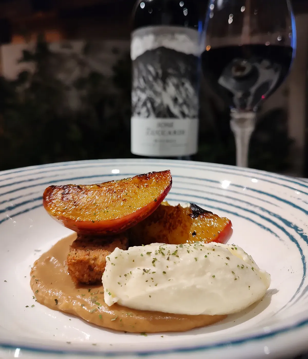 Durazno asado a la plancha. Ganache montada de vainilla y chocolate blanco.