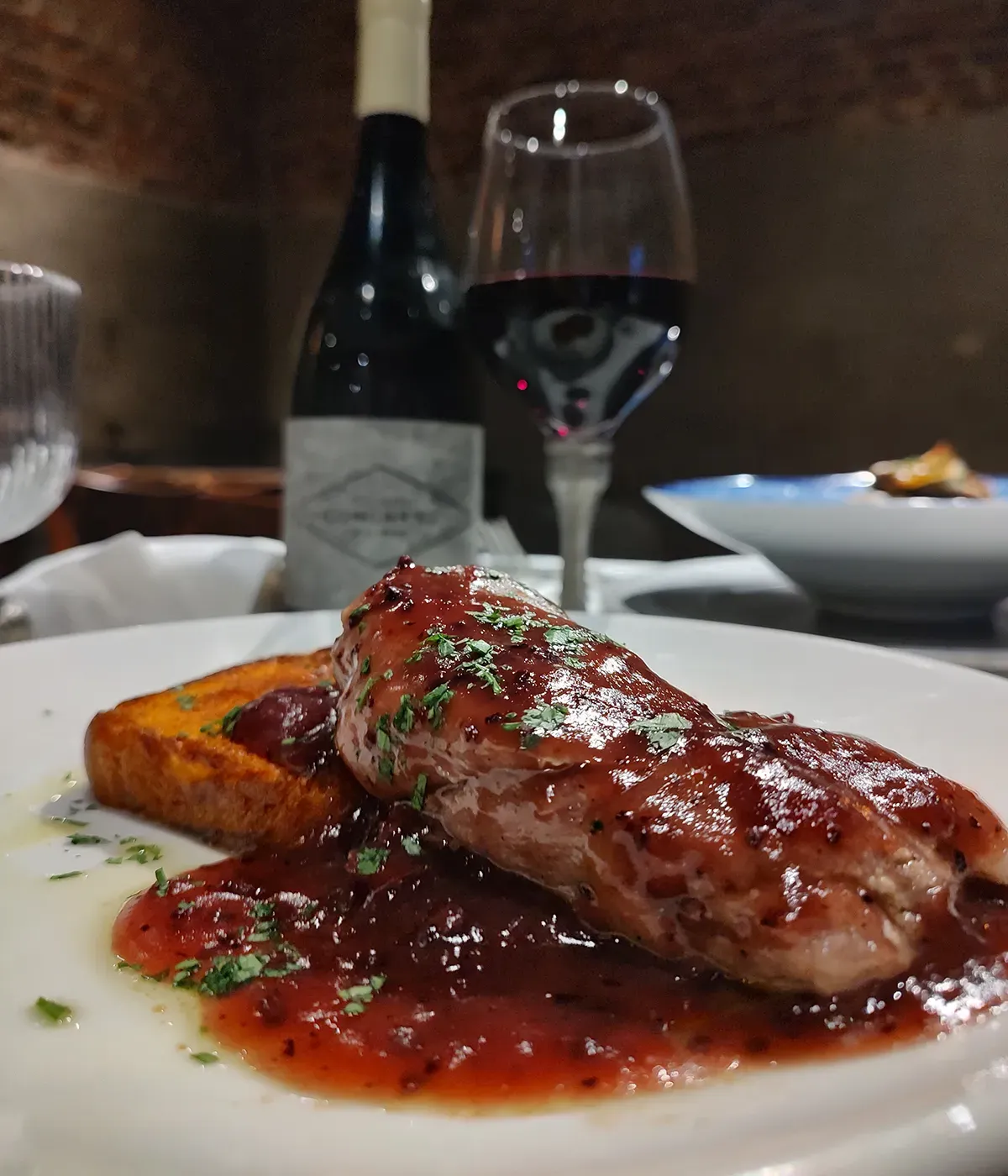 Solomillo de cerdo con compota de repollo morado y manzanas, pan de calabaza y queso de cabra