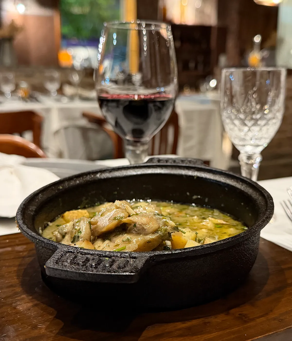 Cachete de abadejo al vino blanco con papitas doradas a la provenzal