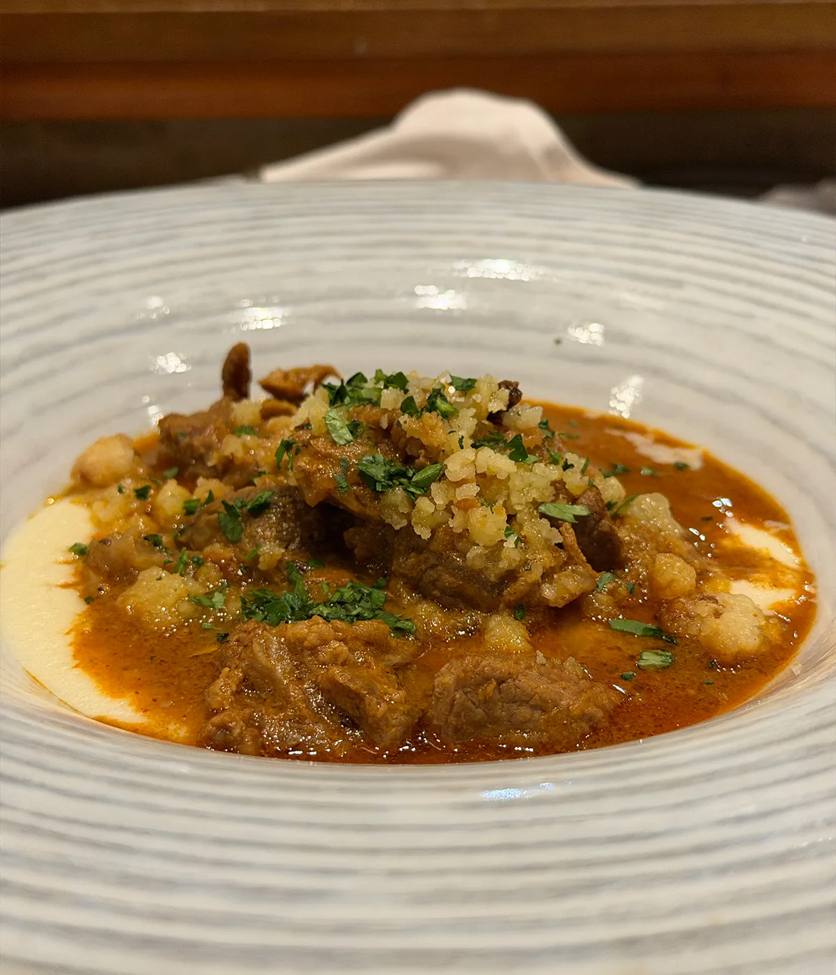 Goulash de cordero. Cremoso de polenta blanca y crumble de cebolla