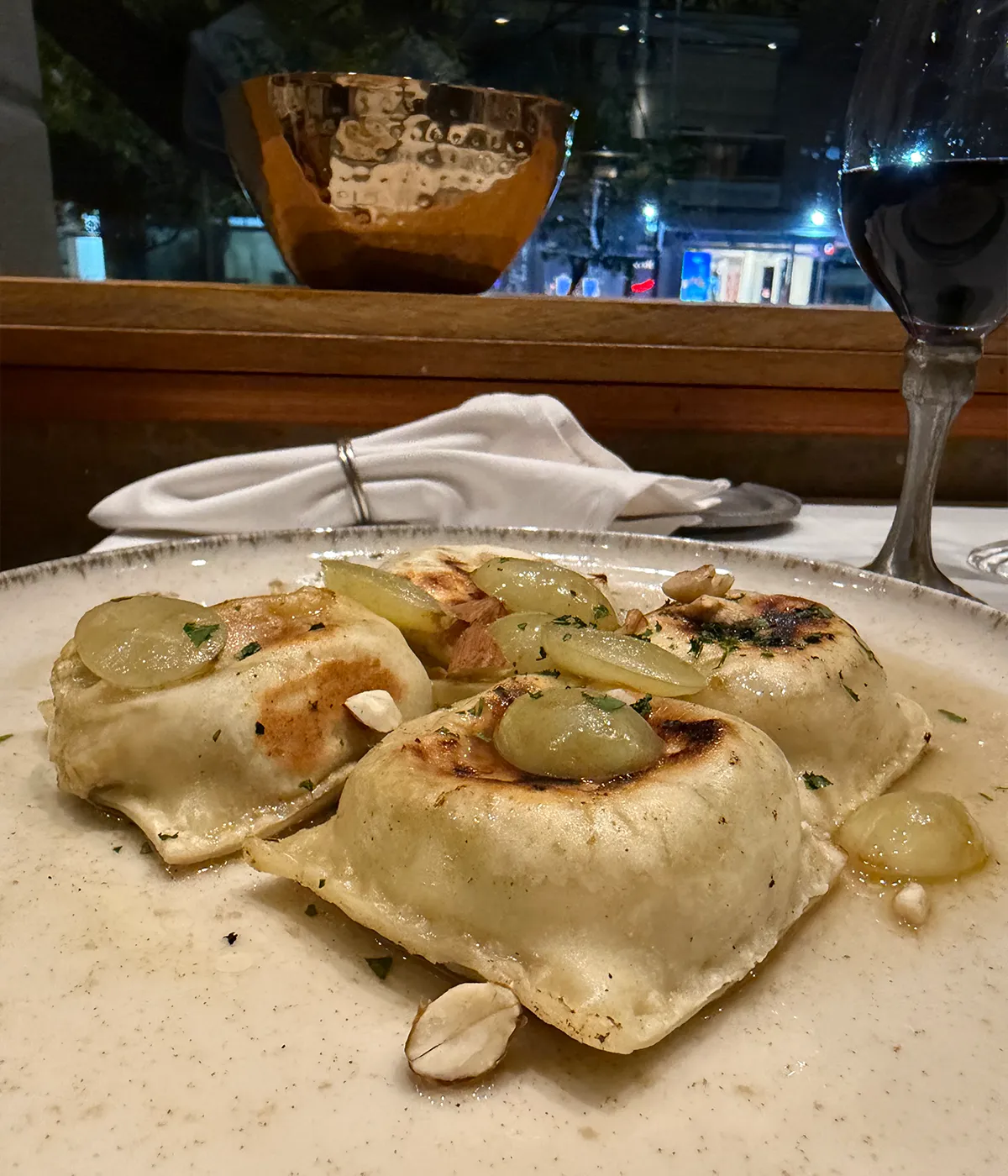 Grandes Ravioles de quesos (curado de oveja, paleggio y queso en flor) a la plancha