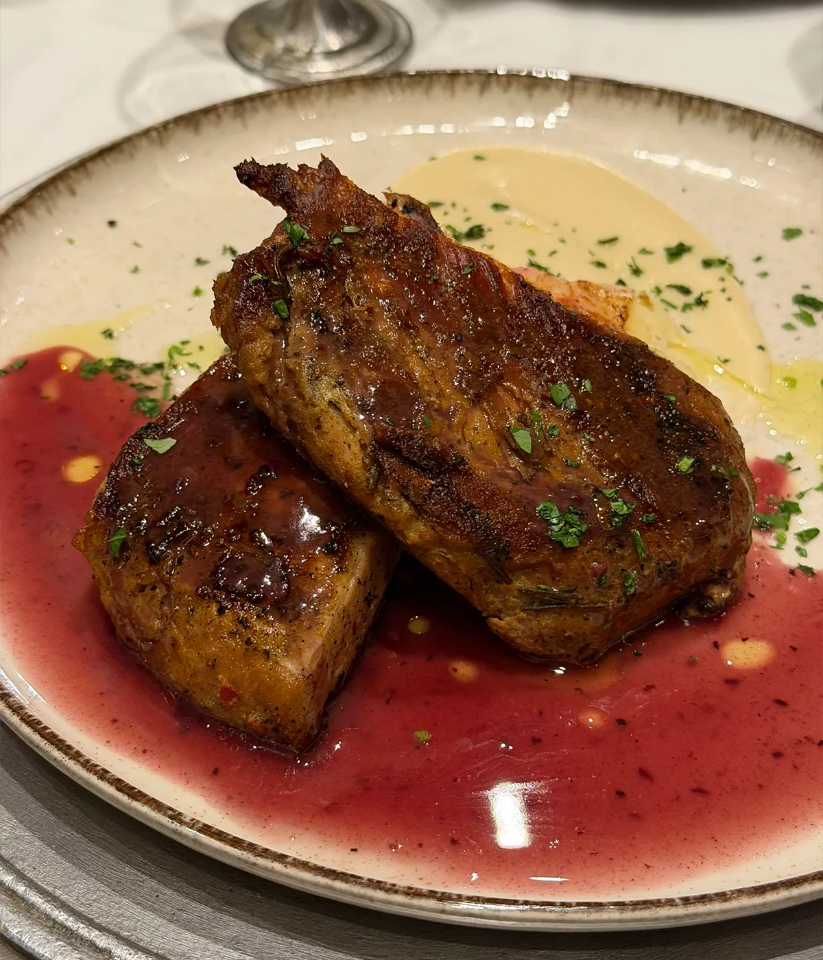 Presa de cerdo (corte premium situado entre el lomo y el hombro) con cremoso de manzana