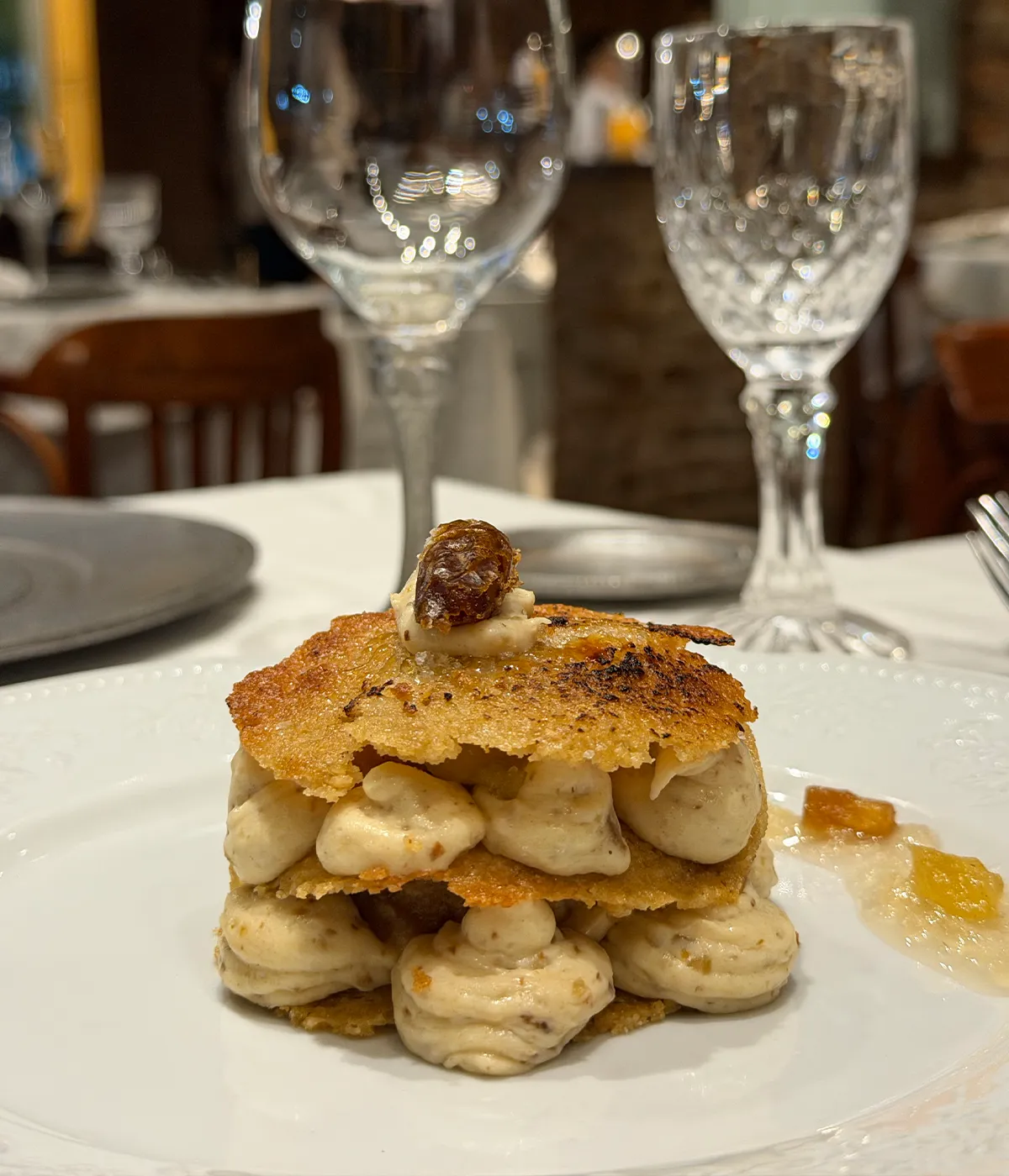 Crujientes tejas con emulsión de dátiles. Helado de manzana y almendras