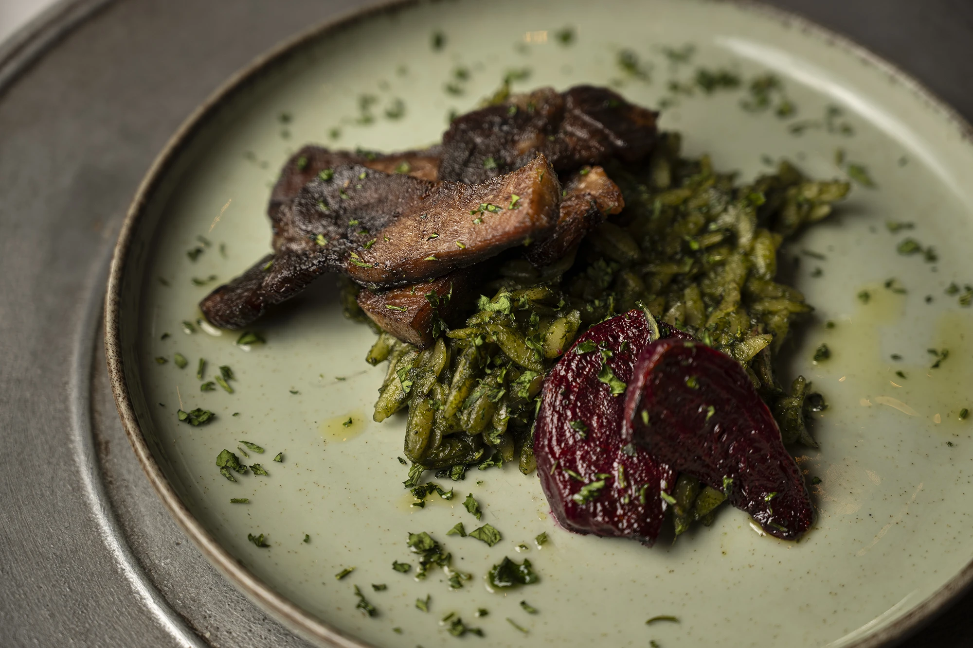 Lengua de res en larga cocción y un toque de plancha