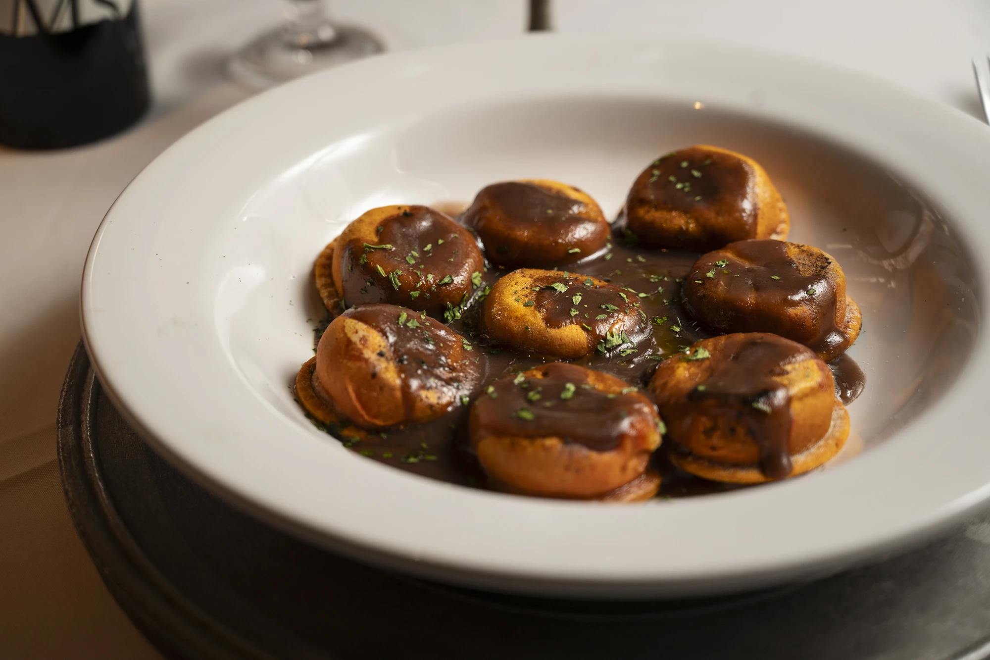 Sorrentinos de cabrito con salsa propia
