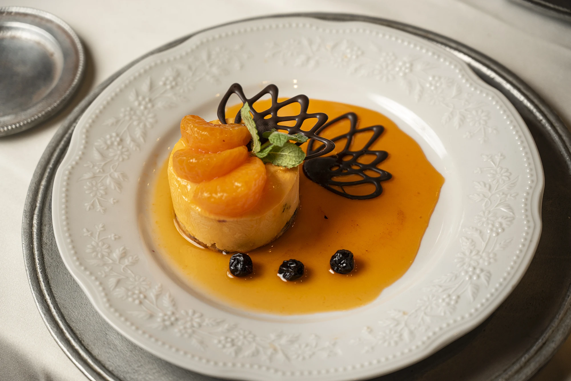 Cheesecake de mandarina sobre biscuit de almendras y chips de chocolate