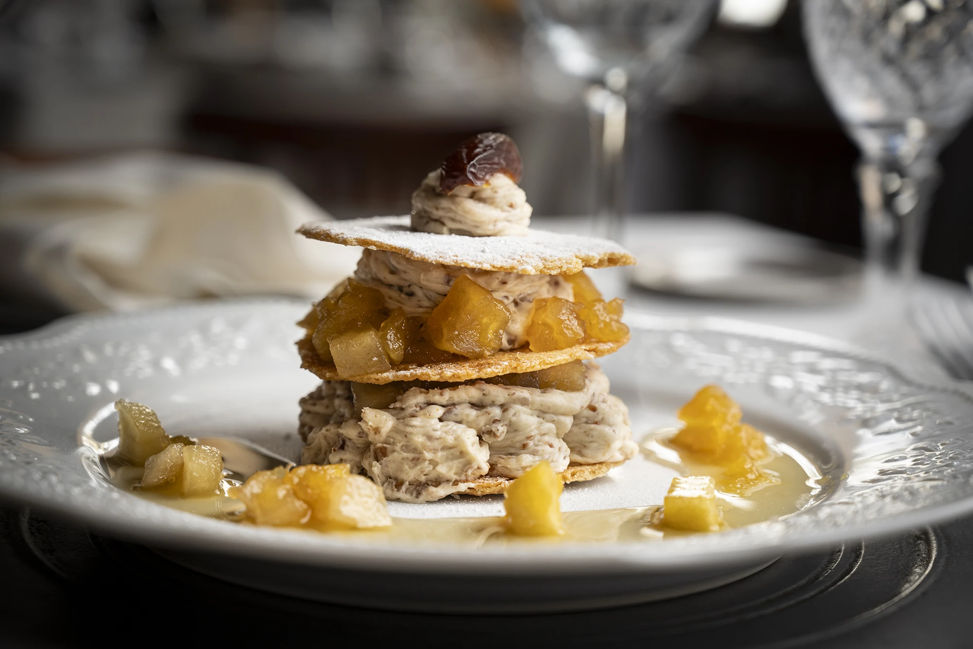 Crujientes tejas con emulsión de dátiles. Helado de manzana y almendras