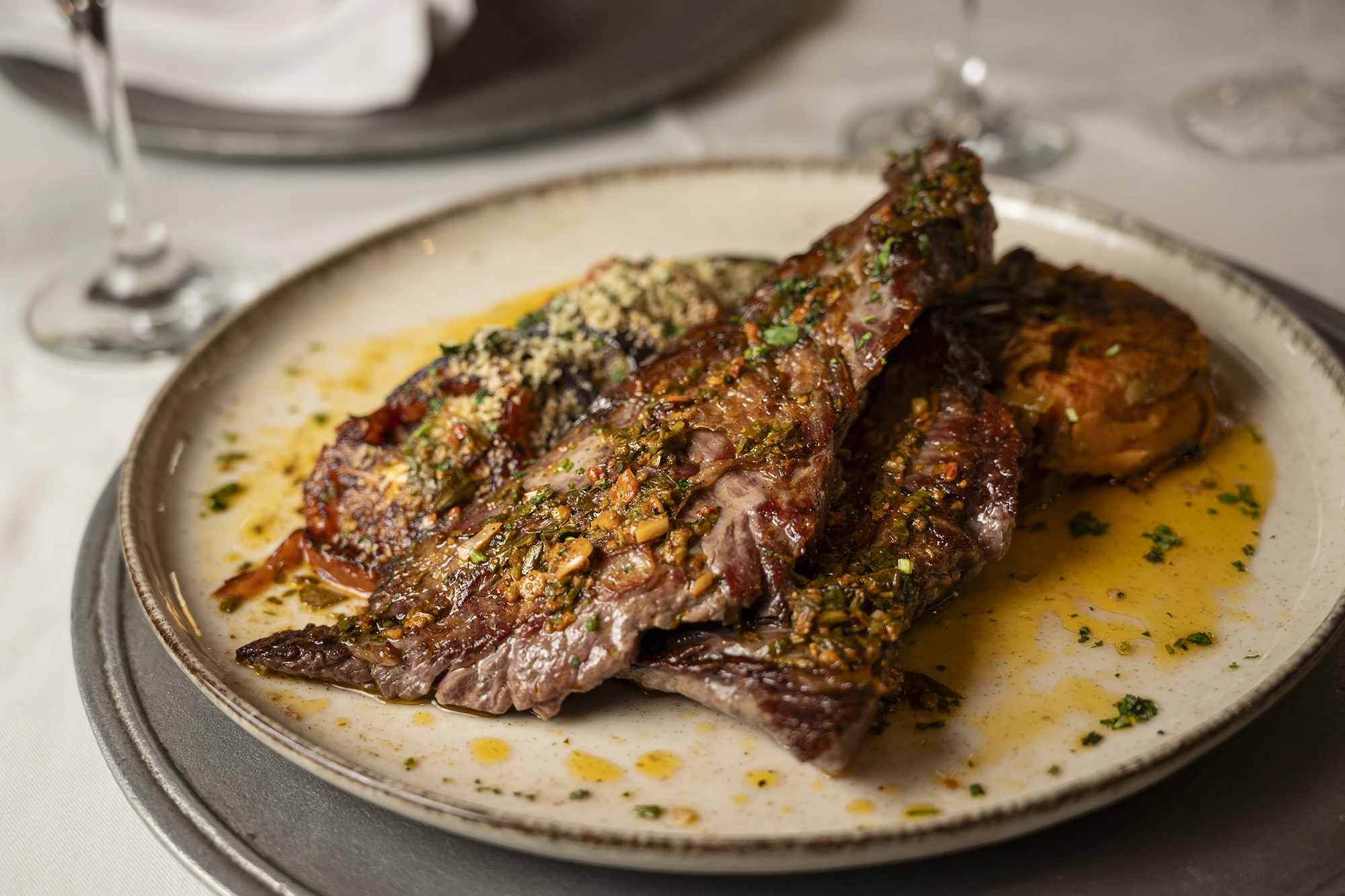 Entraña de pecho de ternera a la plancha con suave chimi a nuestra manera