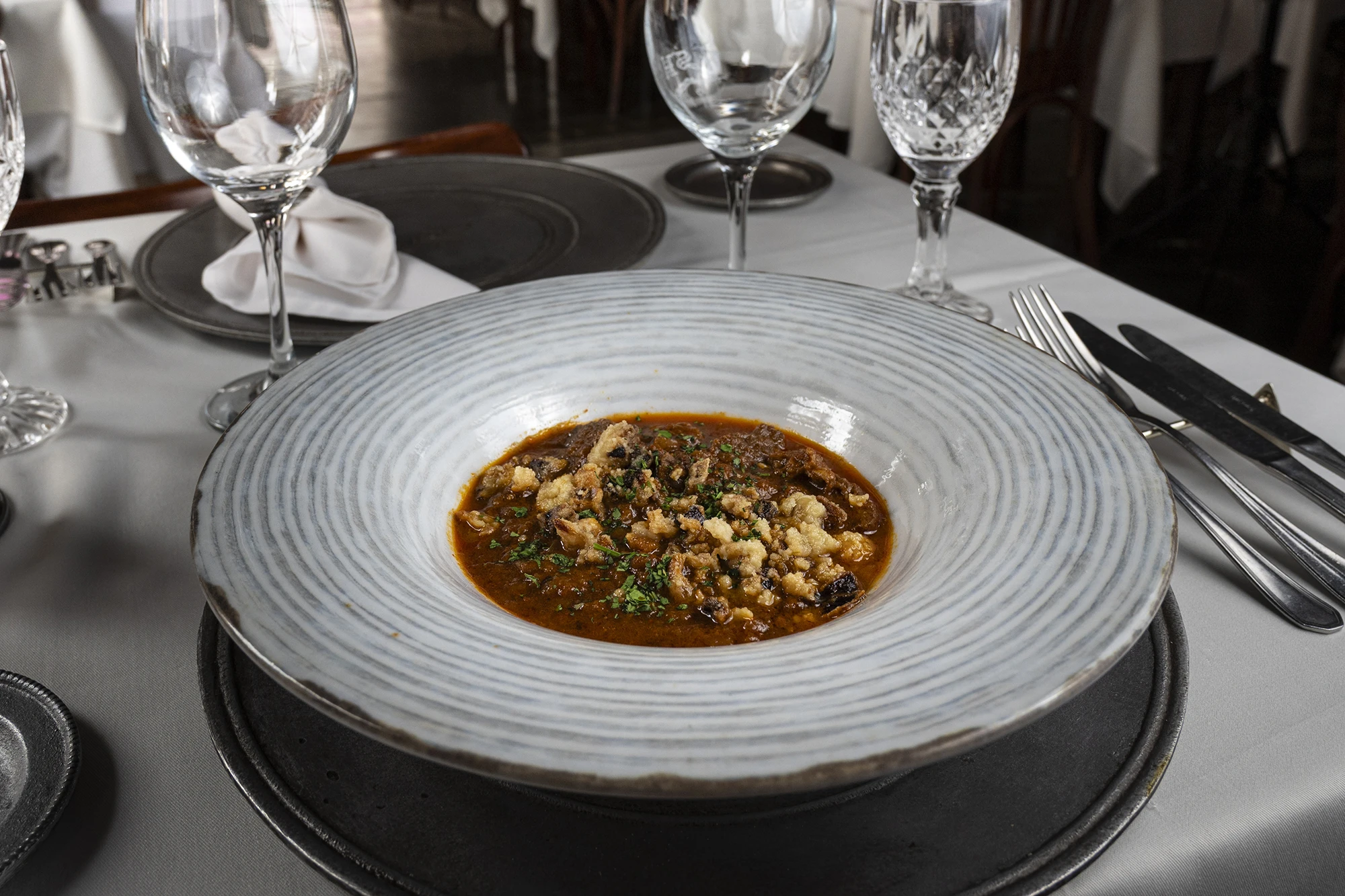 Goulash de cordero. Cremoso de polenta blanca y crumble de cebolla