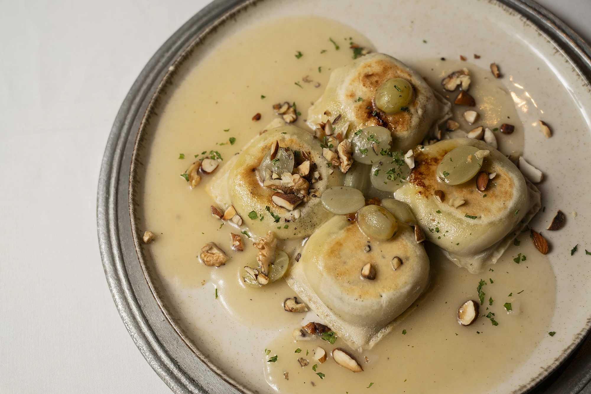 Grandes Ravioles de quesos (curado de oveja, paleggio y queso en flor) a la plancha