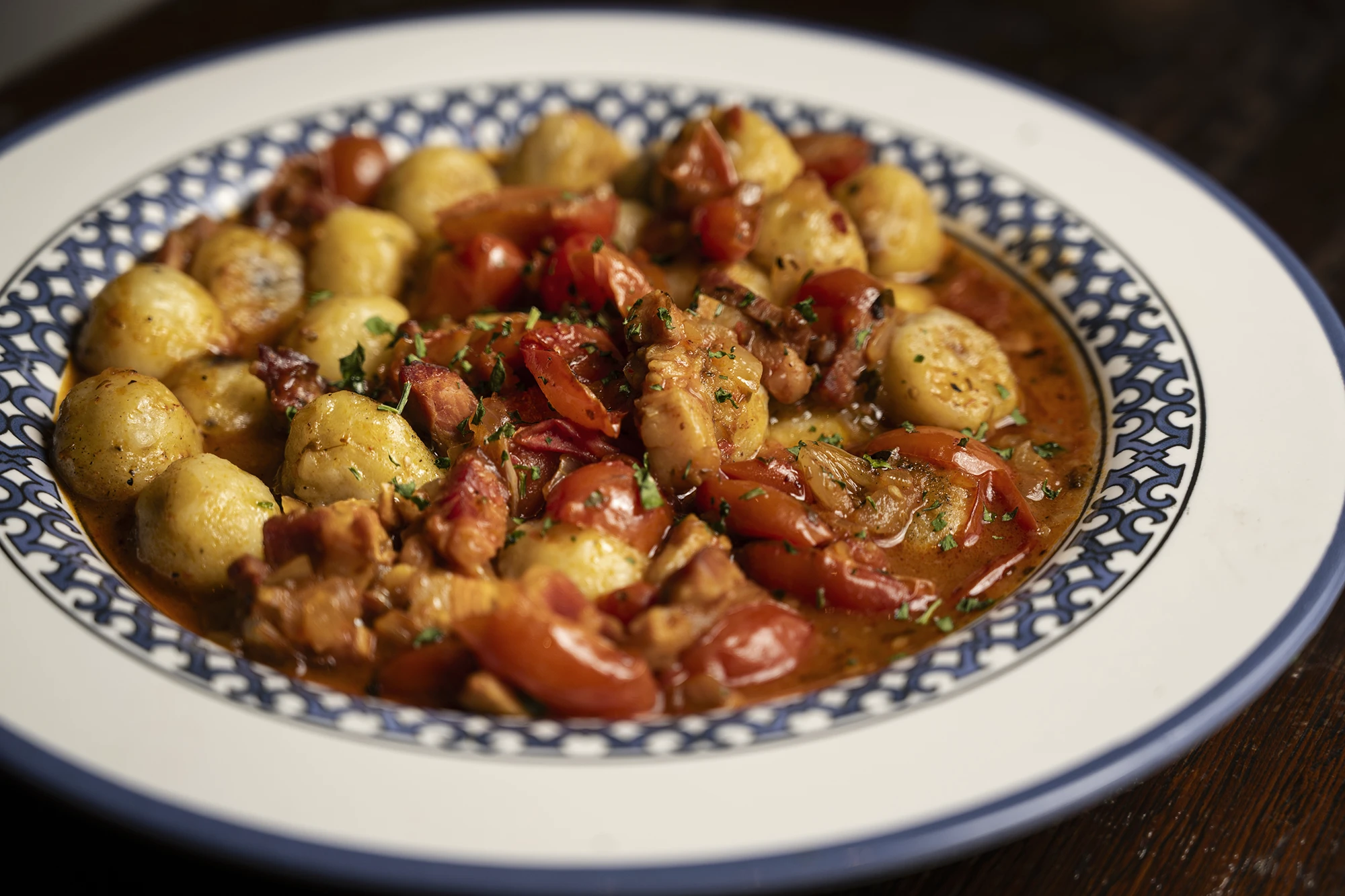 Ñoquis a la plancha rellenos de nuez en salsa amatriciana