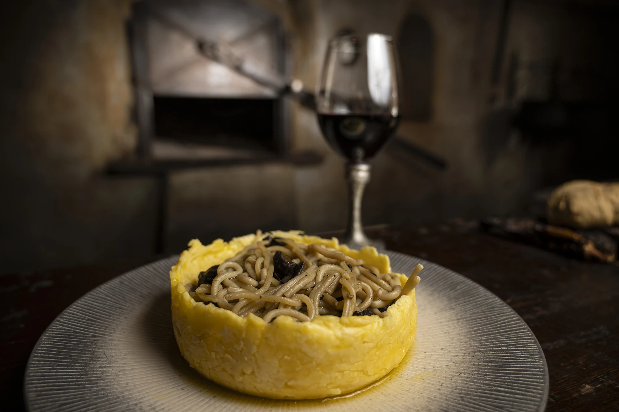 Spaghetti caseros con hongos silvestres y polvere di tartufo*